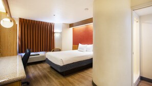 1 Queen-Bett, Nichtraucher | Schreibtisch, laptopgeeigneter Arbeitsplatz, Bügeleisen/Bügelbrett