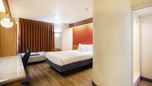 1 Queen-Bett, Nichtraucher | Schreibtisch, laptopgeeigneter Arbeitsplatz, Bügeleisen/Bügelbrett