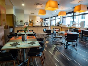 Lunch, dinner served; international cuisine, alfresco dining 