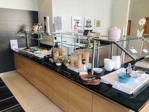 Colazione a buffet, servita tutte le mattine (22 EUR a persona) 