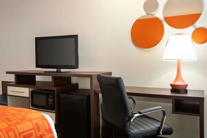 Escritorio, espacio para trabajar con laptop y cortinas blackout 