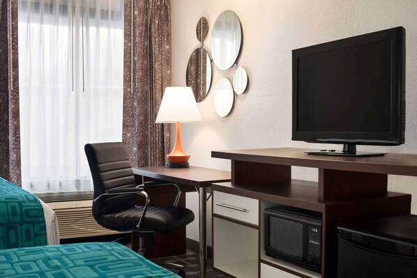 Escritorio, espacio para trabajar con laptop y cortinas blackout 