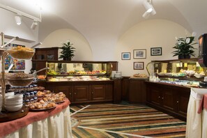 Colazione continentale, servita tutte le mattine (15 EUR a persona) 