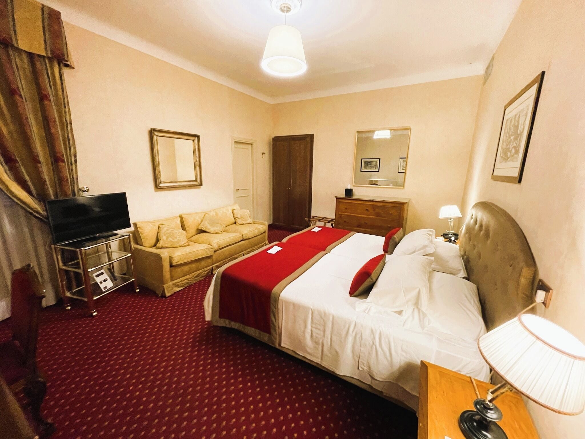 Driepersoonskamer | Italiaanse Frette-lakens, luxe beddengoed, donsdekens, een minibar