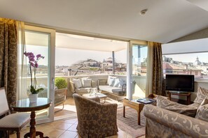 Suite (La Dolce Vita) | Living area | 32-inch plasma TV with digital channels, TV - Hotel Nazionale (Rome)