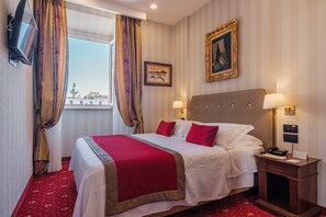 Deluxe kamer, 1 twee- of 2 eenpersoonsbedden, uitzicht op de stad | Italiaanse Frette-lakens, luxe beddengoed, donsdekens, een minibar