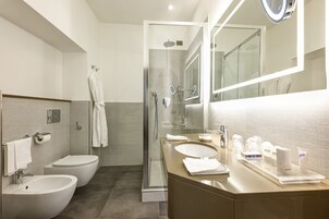 Un bagno moderno con doccia, WC e lavandino.