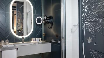 Regendusche, umweltfreundliche Kosmetikartikel, Bidet, HandtĂŒcher