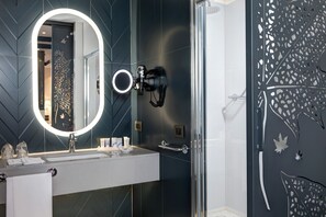 Douche à « effet pluie », articles de toilette écologiques, bidet