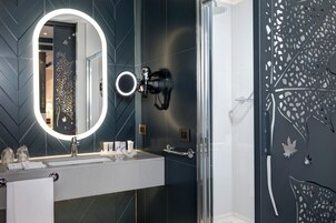 Rainfall showerhead, eco-friendly toiletries, bidet, towels