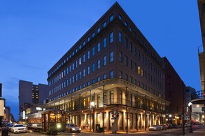 Vista frontal de la propiedad por la tarde o noche