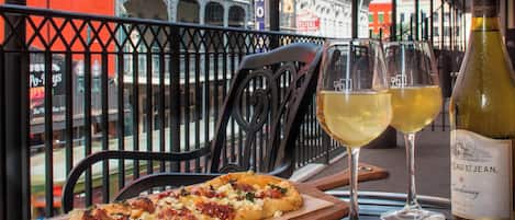 Zimmersafe, Schreibtisch, Verdunkelungsvorhänge, Bügeleisen/Bügelbrett