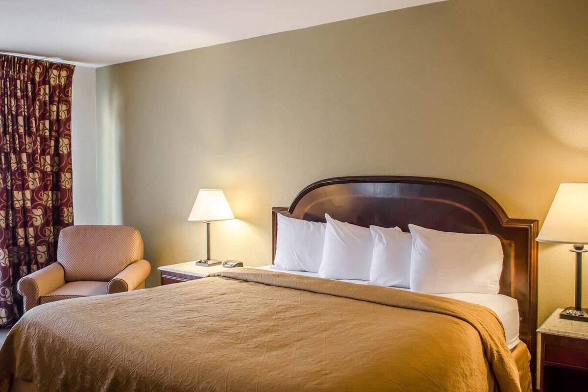 Room, 1 King Bed, Accessible, Non Smoking | Desk, blackout drapes, iron/ironing board, cribs (free)