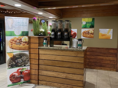 Desayuno continental incluido todos los días . Quality Inn & Suites Pensacola Bayview