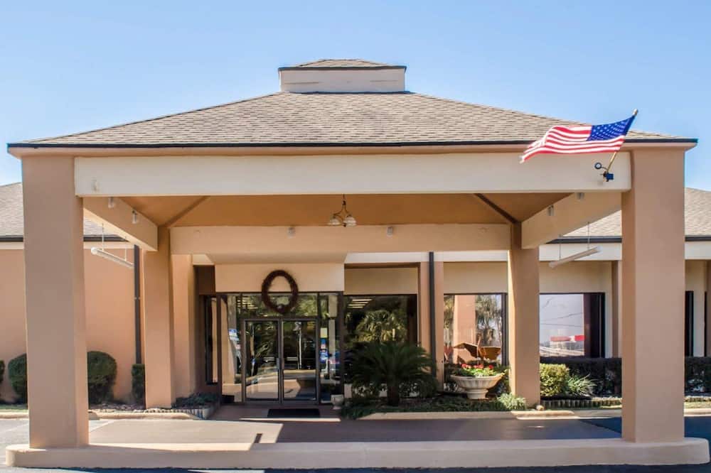Quality Inn & Suites Pensacola Bayview