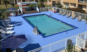 Una piscina al aire libre de temporada