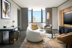 Suite luxueuse, 1 chambre | Salle de séjour | Téléviseur ACL de 37 po avec télévision par câble, téléviseur, Netflix