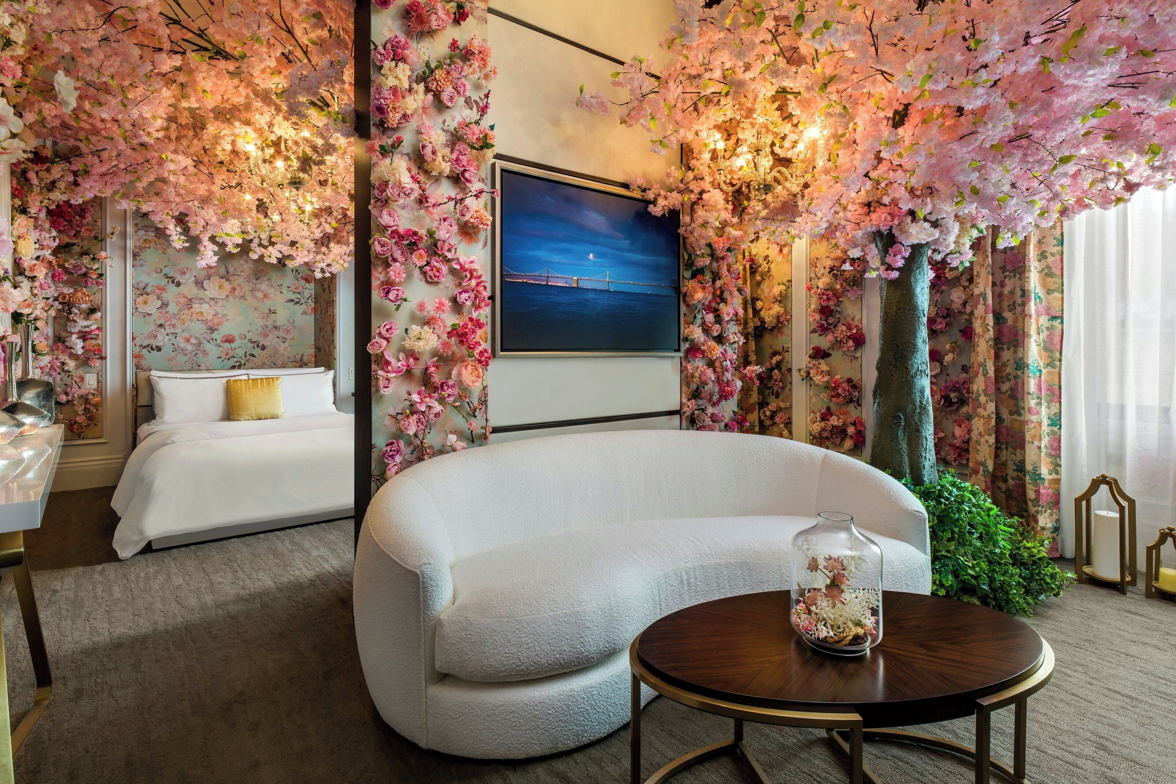 高 档床上用品、加厚床垫、客房内保险箱、办公桌