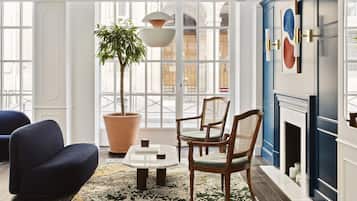 Coin salon dans le hall
