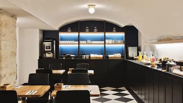 Petit déjeuner buffet (16 EUR par personne)