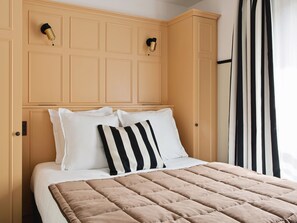 Down comforters, in-room safe, desk, soundproofing