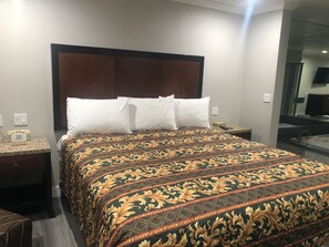 Standaard kamer, 1 kingsize bed, bubbelbad | Gratis wifi, beddengoed, rolstoeltoegang