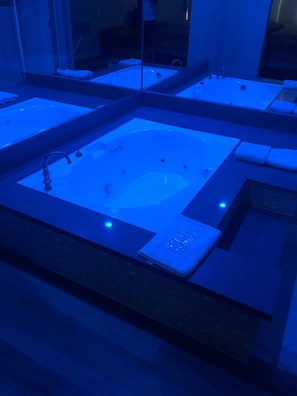 Standard Room, 1 King Bed, Jetted Tub | Free WiFi, bed sheets, wheelchair access