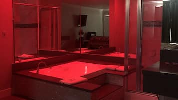 Standard Room, 1 King Bed, Jetted Tub | Free WiFi, bed sheets, wheelchair access