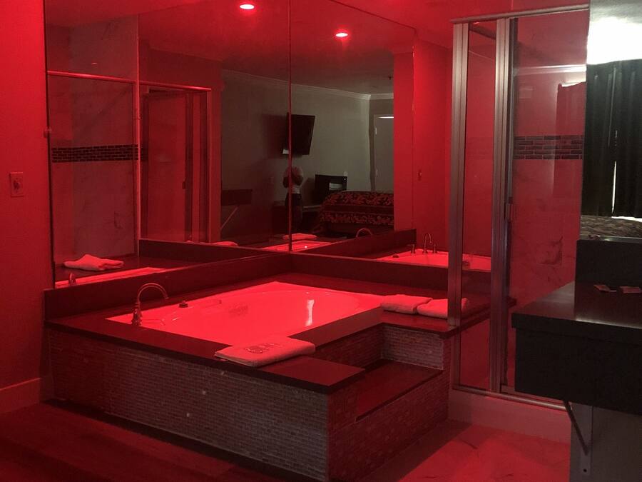 Chambre Standard, 1 trĂšs grand lit, bain Ă remous