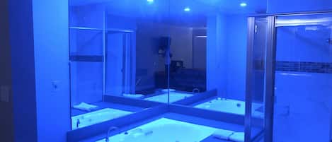 Chambre Standard, 1 trĂšs grand lit, baignoire Ă jets | AccĂšs au Wi-Fi (inclus), literie fournie, accessible en fauteuil roulant
