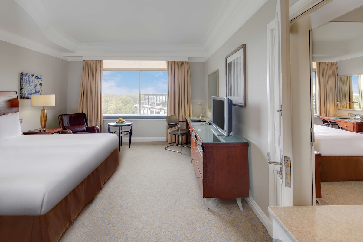 Premium bedding, in-room safe, desk, laptop workspace
