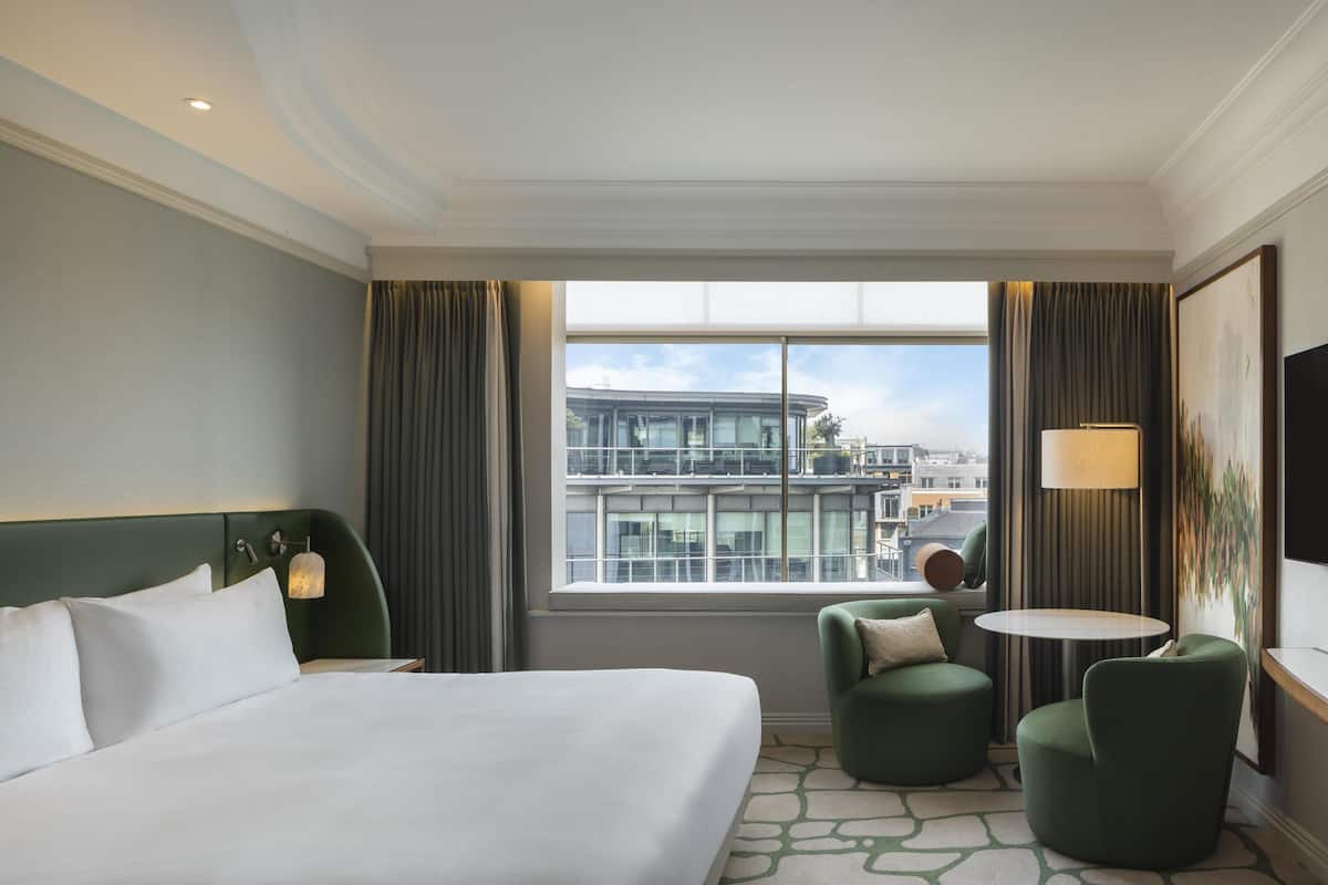 Habitación familiar | Ropa de cama de alta calidad y caja de seguridad en la habitación