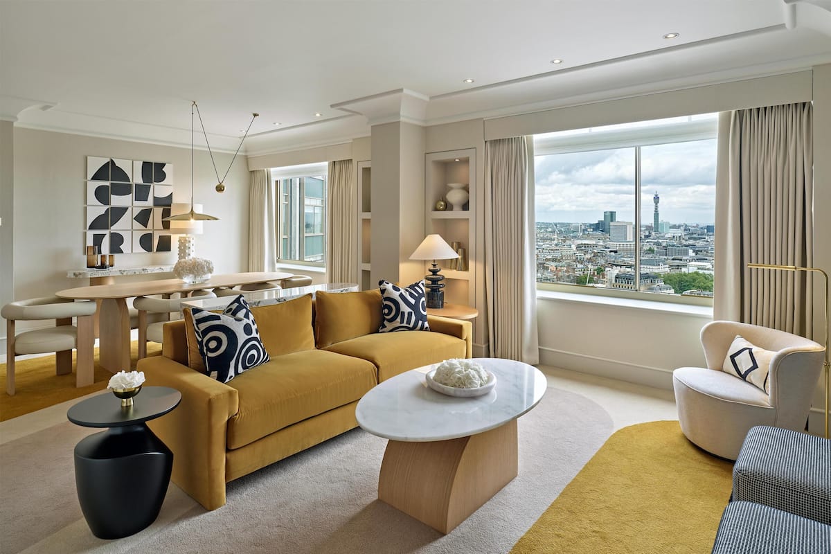 Suite, 1 cama King size (Newly Refurbed Coronation Suite) | Área de sala de estar | Televisión de plasma de 50 pulgadas con canales vía satélite y Smart TV