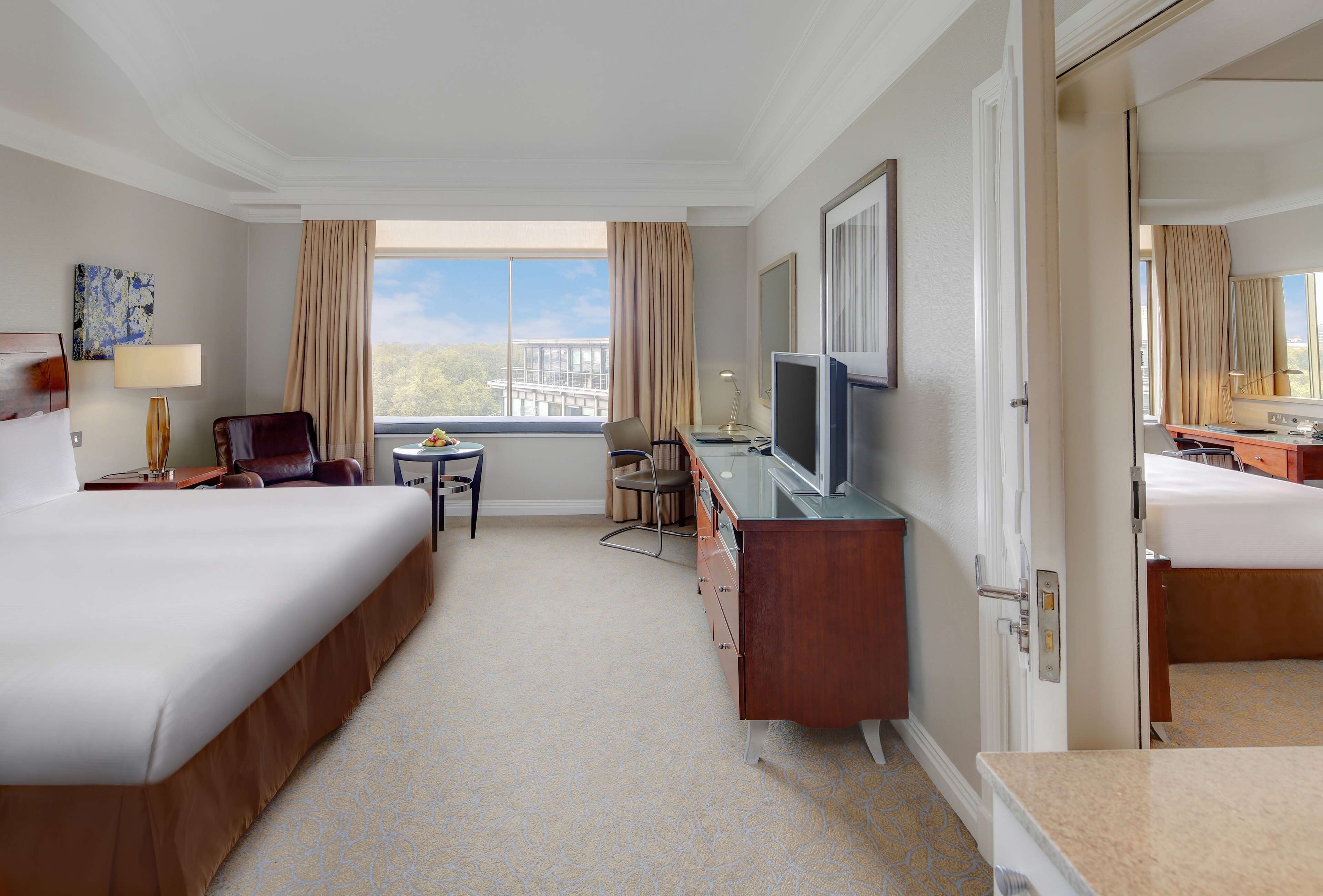 Premium bedding, in-room safe, desk, laptop workspace