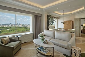 Suite, 1 cama King size (Newly Refurbed Buckingham Suite) | Área de sala de estar | Televisión de plasma de 50 pulgadas con canales vía satélite y Smart TV 