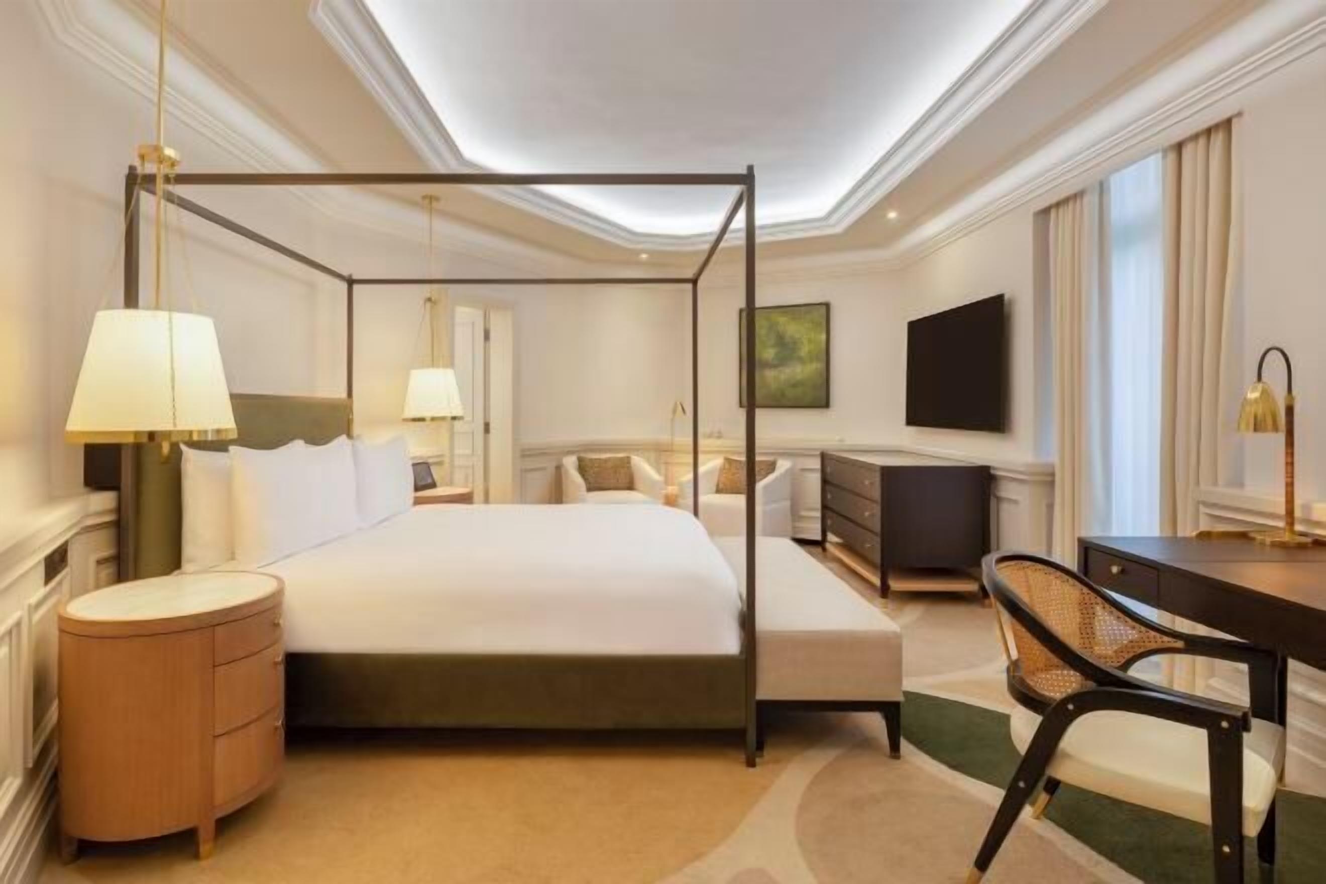 Premium bedding, in-room safe, desk, laptop workspace