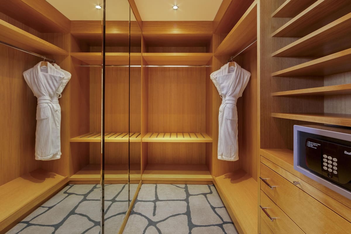 Suite familiar | Ropa de cama de alta calidad y caja de seguridad en la habitación