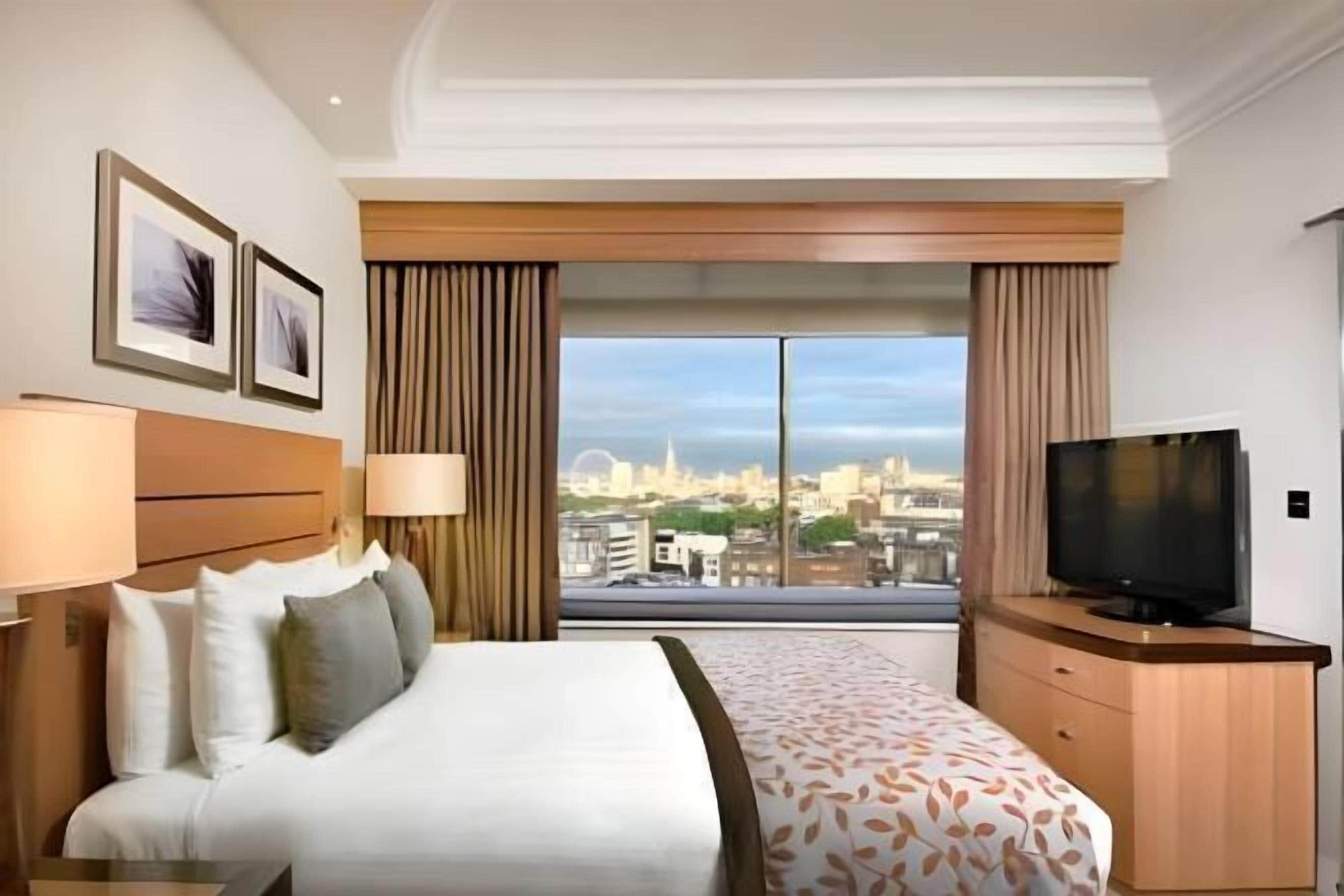 Premium bedding, in-room safe, desk, laptop workspace