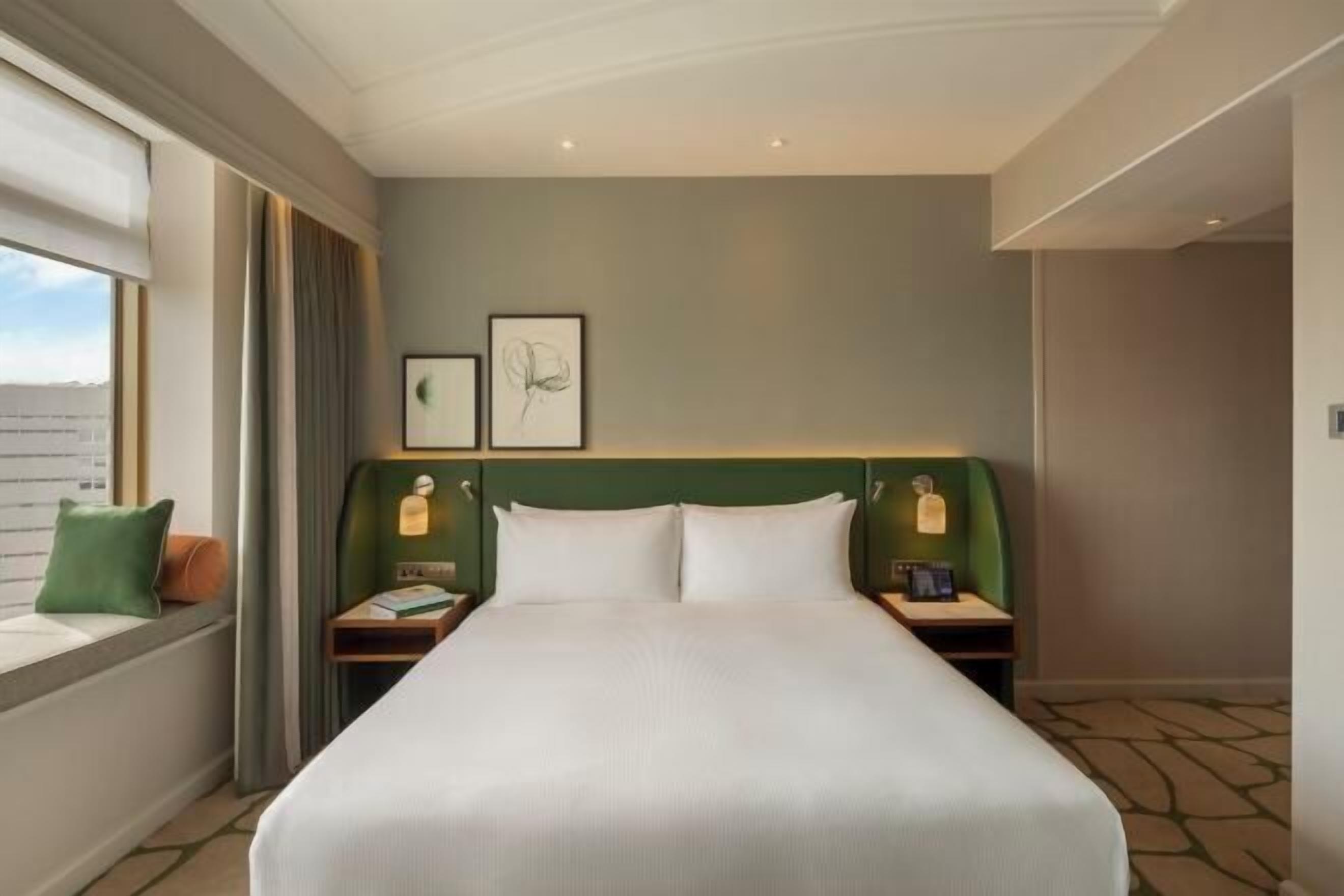 Premium bedding, in-room safe, desk, laptop workspace