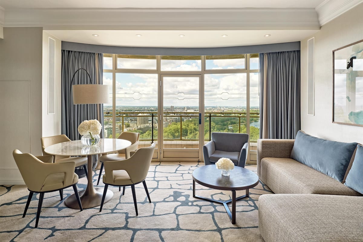 Suite ejecutiva, 1 cama King size, con acceso al salón lounge del club (Park Lane) | Área de sala de estar | Televisión de plasma de 50 pulgadas con canales vía satélite y Smart TV