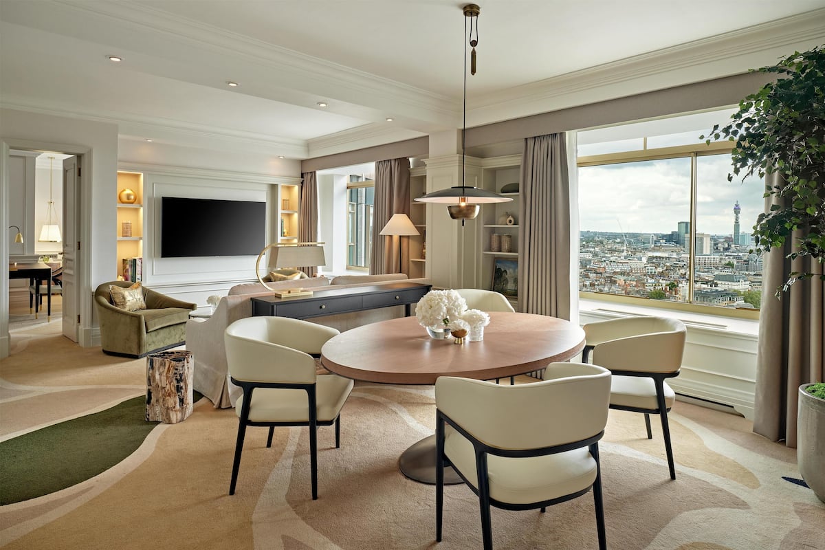 Suite, 1 cama King size (Duke Of Edinburgh Suite Newly Refurb) | Área de sala de estar | Televisión de plasma de 50 pulgadas con canales vía satélite y Smart TV