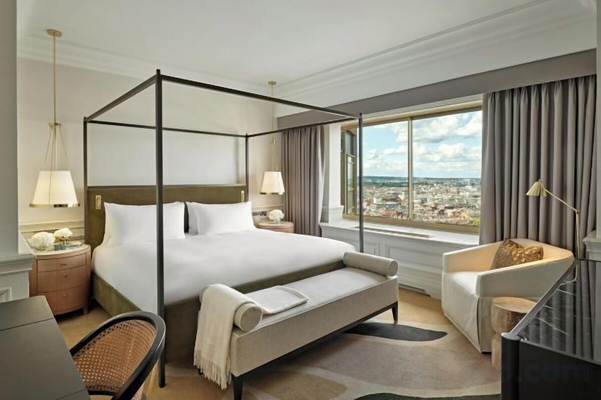 Peralatan tempat tidur premium, peti besi dalam bilik, meja 