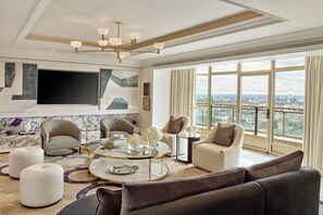 Suite presidencial | Área de sala de estar | Televisión de plasma de 50 pulgadas con canales vía satélite y Smart TV 