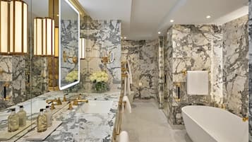 Presidential Suite | Bathroom | Free toiletries, hair dryer, towels