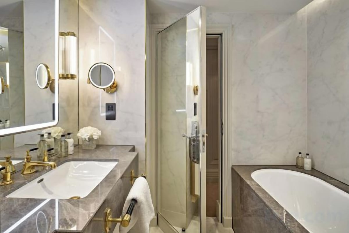 Amenidades de baño gratuitas, secadora de cabello, toallas