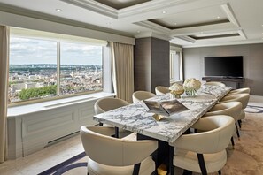 Presidential Suite | Living area | 50-inch plasma TV with satellite channels, Smart TV, DVD player - London Hilton on Park Lane (London)