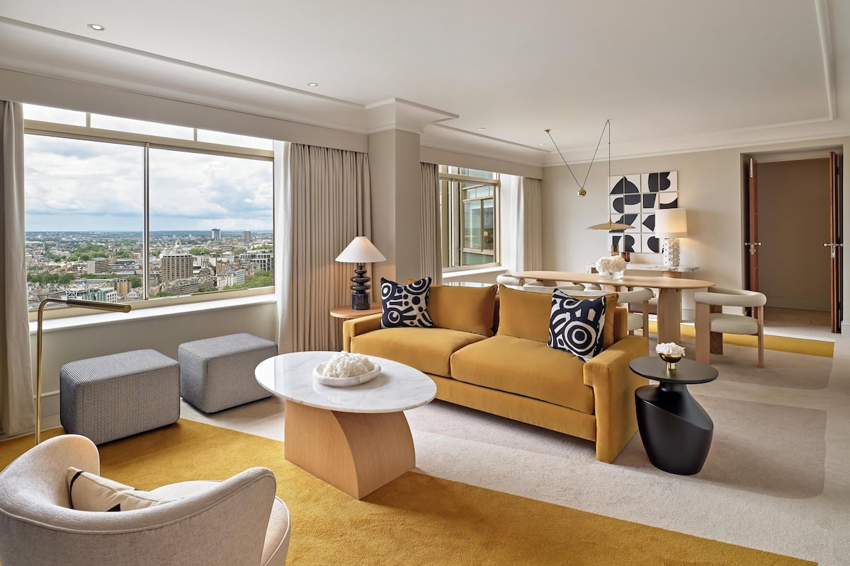 Suite, 1 cama King size, con acceso al salón lounge del club (Newly Refurbed Oxford Suite) | Área de sala de estar | Televisión de plasma de 50 pulgadas con canales vía satélite y Smart TV