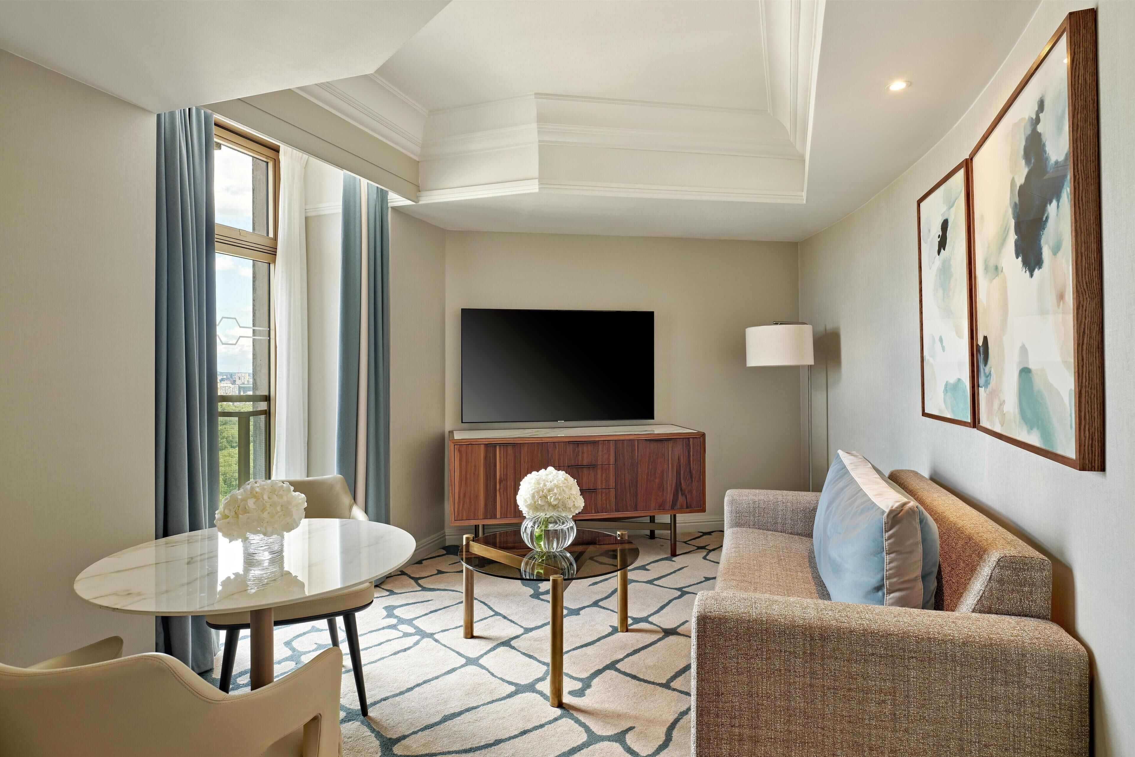 Suite de lujo, 1 cama King size, con acceso al salón lounge del club (Mayfair) | Área de sala de estar | Televisión de plasma de 50 pulgadas con canales vía satélite y Smart TV 