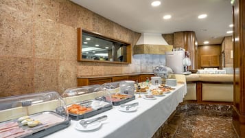 Se ofrece un desayuno bufé (14 EUR por persona)