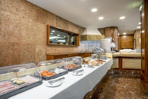 Colazione a buffet, servita tutte le mattine (12 EUR a persona) 